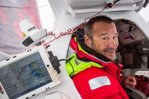 Lalou Roucayrol sain et sauf à bord d'Olmix, le trimaran de Pierre Antoine qui l'a secouru ce matin, deux jours après le chavirage de Team Arkema