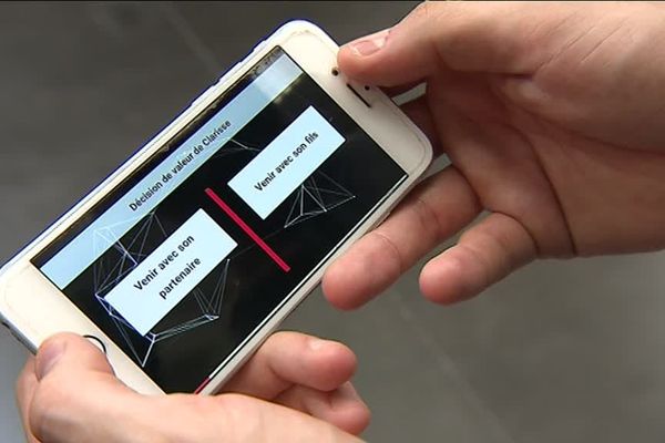Sur leur smartphone, les spectateurs choisissent en temps réel, grâce à une application, la décision que doivent prendre les personnages sur scène. 