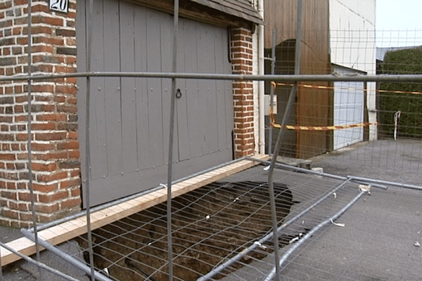 Cet énorme trou est apparu brusquement, juste devant la porte du garage de cette habitation.