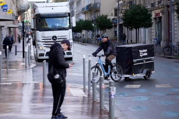 Privilégier le vélo-cargo pour la livraison de nos colis plutôt que le transport routier, c'est déjà se responsabiliser