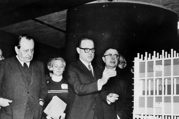 André Malraux (à gauche) inaugure la Maison de la culture en compagnie d'André Wogenscky (au centre), le 03 février 1968.