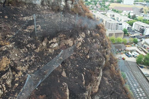 Des filets de protection pour protéger les habitations des éventuelles chutes de pierres ont été fragilisés par les flammes - 20 août 2022