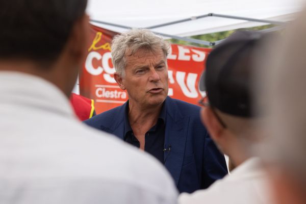 Fabien Roussel s'exprimant dans l'usine Clestra d'Illkirch, en août 2023.