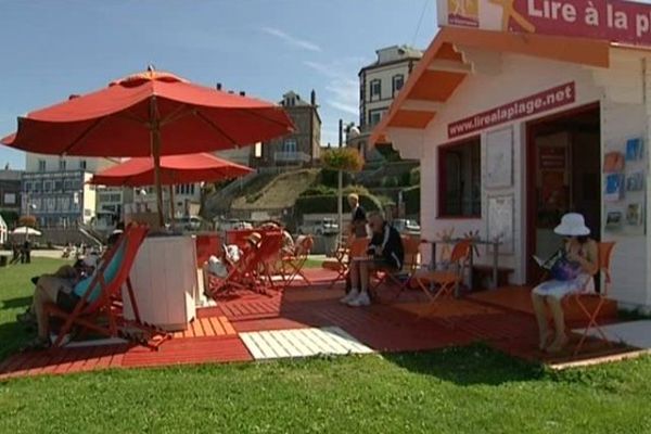 Depuis 2005, l'opération "Lire à la plage" est un véritable succès.