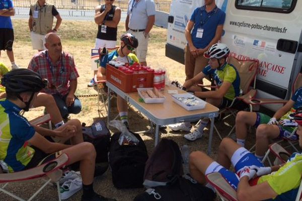 Le briefing de l'équipe junior du comité Poitou-Charentes avant la course.