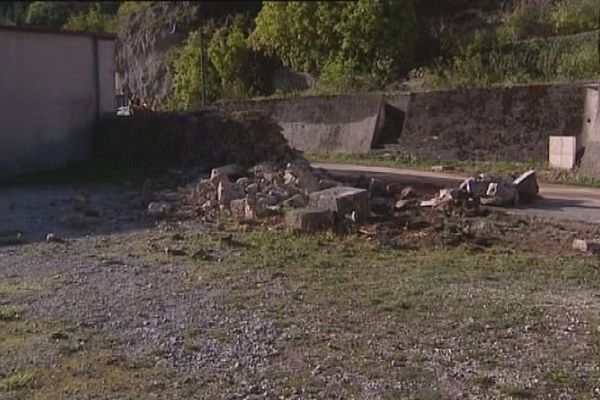 Saint-Hippolyte : le mur dans lequel le véhicule des pompiers a terminé sa course