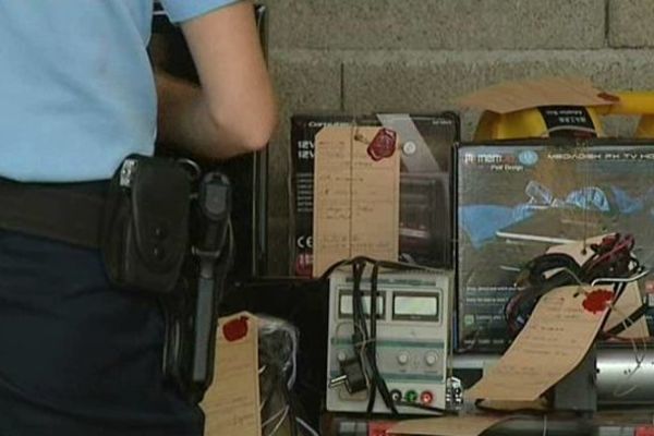 Béziers (Hérault) - la gendarmerie a saisi plusieurs compteurs kilométriques et pièces automobiles - 5 juin 2013.