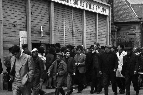 MANIFESTATION LE 29 MAI 1968 LES MANIFESTANTS PASSENT DEVANT LA CAISSE PRIMAIRE DE SECURITE SOCIALE 