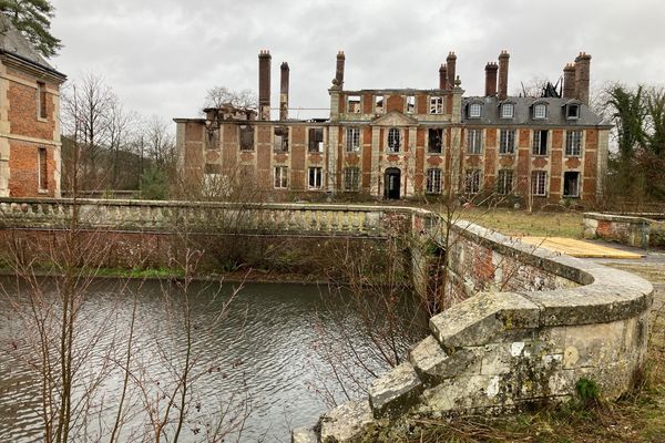 Le grand château de Serquigny a été ravagé par un incendie, le 31 décembre dernier.