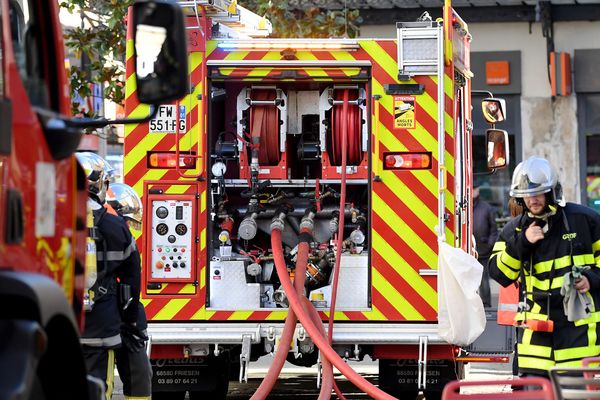 Trois lances et un trentaine de pompiers ont été nécessaires à Lachapelle-Auzac (Lot) pour gérer l'incendie.