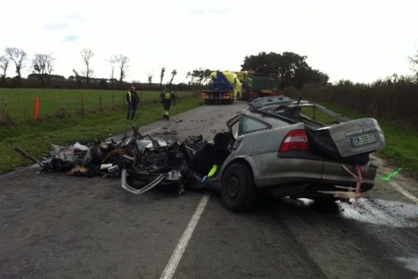 La voiture, totalement détruite sur la D140