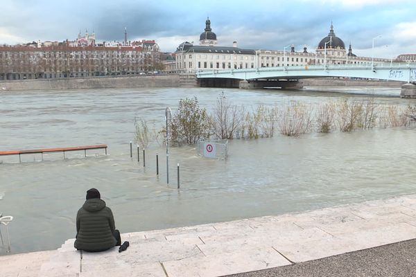 Spectacle saisissant des quais qui ont disparu sous les eaux à Lyon. (Photo en date du 13 décembre 2023).