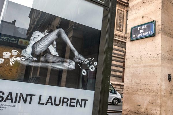 La maison Yves Saint Laurent avait retiré ses affiches "dégradantes" pour les femmes en mars dernier suite à des plaintes.