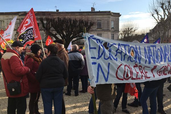 Les enseignants sont aussi dans le cortège de la manifestation contre le projet de réforme des retraites - SAINTES (09/01/2020).