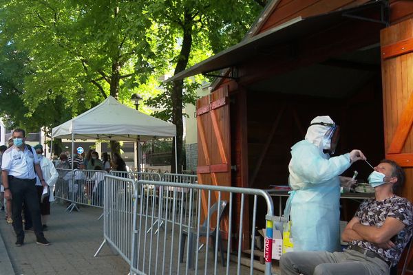 Opération de dépistage covid-19 mercredi 19 août 2020 au parc des expositions de Pau en Béarn.