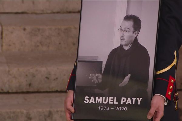 A 11 heures, le lundi 2 novembre, tous les élèves respecteront une minute de silence en hommage à Samuel Paty