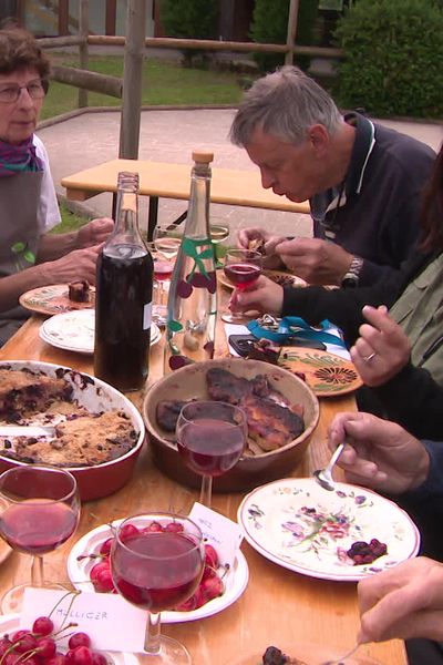 De nombreuses variétés de cerises poussent à Thannenkirch, notamment la variété "aigle noir", parfaite pour faire du schnaps ou des délices sucrés.