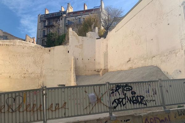 L'emplacement vide où les immeubles de la rue d'Aubagne se sont effondrés est devenu lieu de recueillement.