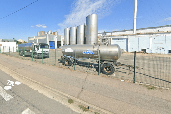 Le feu s'est propagé à la toiture de cette usine et menace une surface de 24 000 m² à Toulouse (Haute-Garonne).