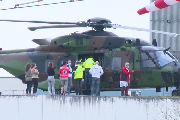 Cet hélicoptère de l'armée vient évacuer vers une autre région un malade atteint du Covid-19.