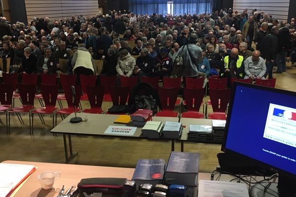 Le tribunal des Prud'hommes de Lyon n'aurait pas pu accueillir les 900 personnes présentes, l'audience se tiendra donc dans cette salle de Rilleux la Pape 