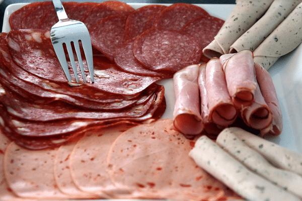 L'Anses a confirmé en juillet 2022 un lien entre risque de cancer et exposition aux additifs nitrés, notamment utilisés en charcuterie.