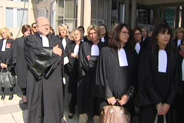 Jeudi matin, une soixantaine d'avocats du barreau de Clermont-Ferrand s'est mobilisée devant le Palais de Justice. L'expression du mécontentement de toute une profession.