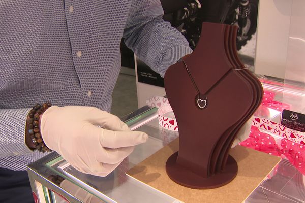 Un collier en diamant sur son présentoir au chocolat pour la Saint-Valentin