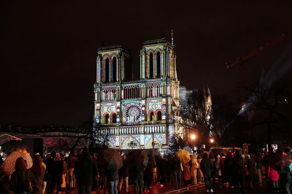 Près de 4000 personnes ont assisté aux cérémonies officielles ce samedi 7 décembre à l'extérieur de la cathédrale. Le bâtiment est illuminé pour marquer sa renaissance et sa réouverture.