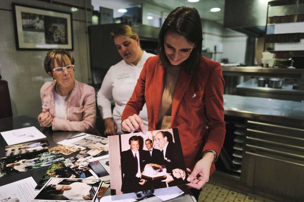 Dominique, Blanche et Bérengère Loiseau plongées dans les photos du chef Bernard Loiseau décédé en 2003