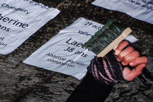 Les 98 noms des victimes de féminicides en 2020 collés sur le parvis du palais de justice d'Annecy.