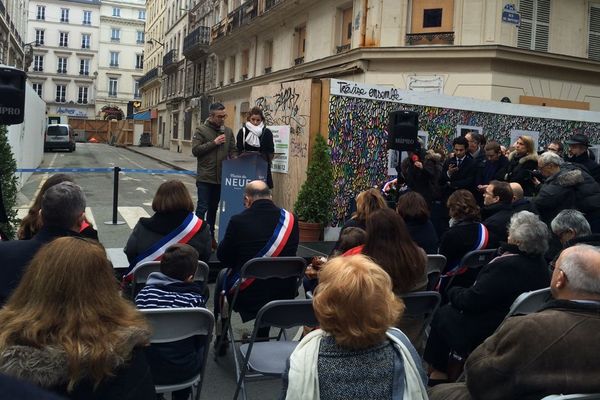 Une cérémonie a été organisée avec des victimes de l'explosion rue de Trévise (Paris IXe) sur les lieux du drame.