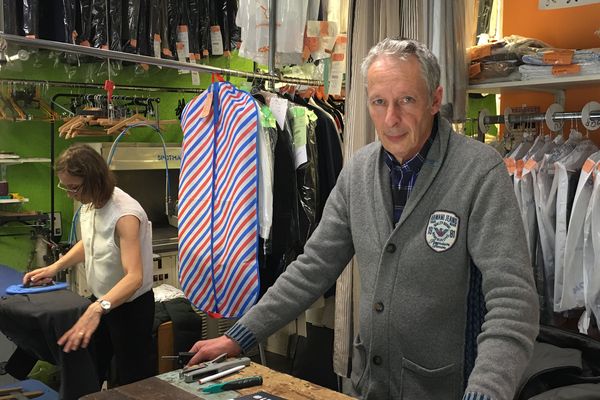 Thierry Strauss dans l'un de ses pressings, dans le centre de Strasbourg.