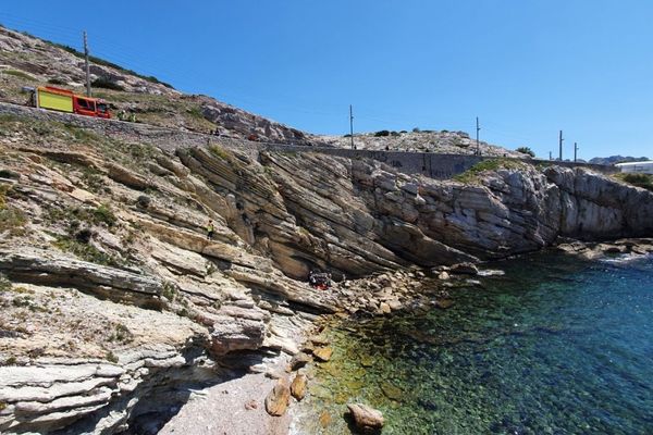 L'adolescent est tombé dans la calanque de Saména, dans le quartier des Goudes au sud de Marseille.