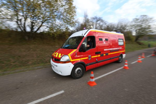 L'accident mortel a eu lieu sur une route départementale de la commune de Saint-Sulpice-et-Cameyrac, en Gironde, ce samedi 19 octobre aux alentours de 4 h 15 du matin. Image d'illustration.