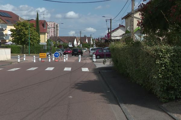 Fin août, la mairie de Chenôve (Côte-d'Or) a installé un barrage pour désengorger à la départementale menant à la route des grands crus