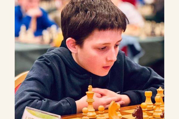 David Lacan Rus lors d'une partie d'échecs au championnat du monde qui se déroule actuellement en Italie. Le jeune garçon de 12 ans vise le titre de champion du monde.