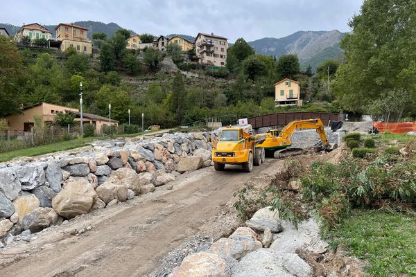 Travaux sur la passerelle Cervagné à Roquebillière, dans la vallée de la Vésubie (Alpes-Maritimes).