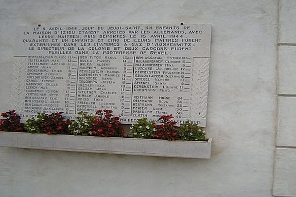 Plaque commémorative à Izieu