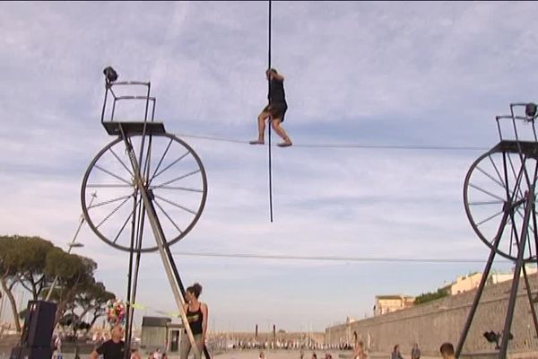 Un funambule, dans un site poétique