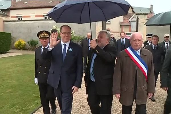 Le prince Albert II de Monaco à Jonchery-sur-Vesle (Marne), en présence du maire de la commune, Michel Hannotin.