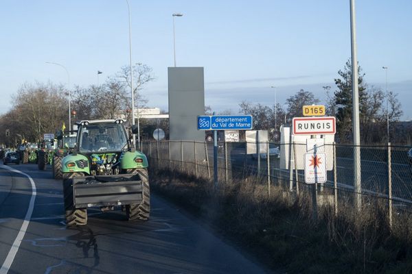 Les agriculteurs de la Coordination rurale menacent de bloquer Paris s'ils ne sont pas reçus par le Premier ministre.