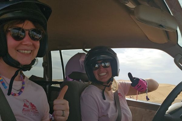 Fiona Fauvet et Angéline Depreaux, au volant de leur 4x4 lors du Trophée Roses des Sables 2024