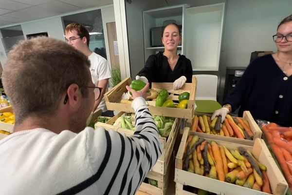 Yohan, un des quatres cent étudiants présents lors de la distribution du jeudi  septembre 2024 organisée par l'association étudiante COP1 à la faculté d'Angers