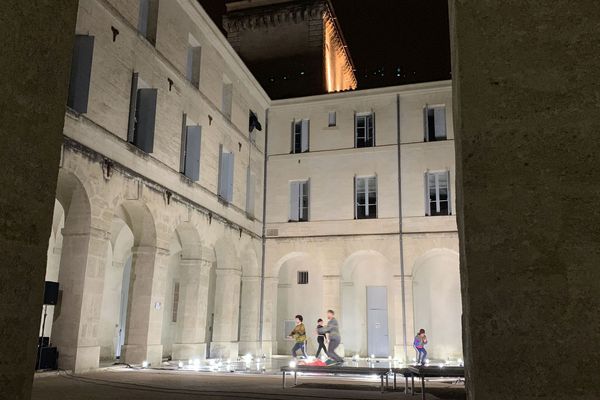 Infini est le nom de la dernière création du chorégraphe Boris Charmatz, présentée en avant-première au festival Montpellier Danse 2019, dans la cour de l'Agora