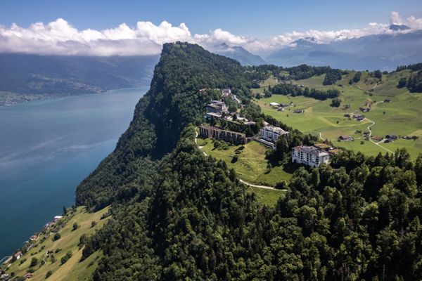 Le Burgenstock, situé dans le canton de Nidwald, domine le lac des Quatre-Cantons.