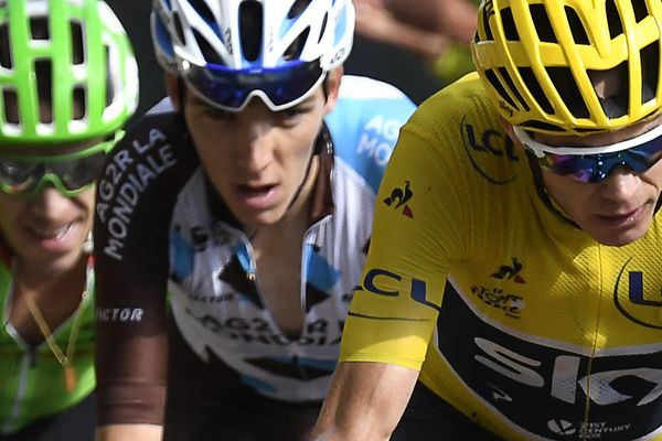 En partant de la droite, le Britannique, Christopher Froome, le Français Romain Bardet et le Colombien, Rigoberto Uran grimpent le Col d'Izoard le 20 juillet 2017.