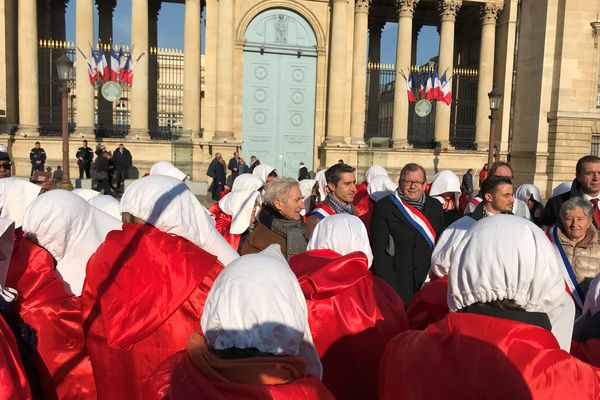 Elles ne lâchent rien. Les "servantes écarlates" ont manifesté à Paris pour dénoncer la fermeture de la maternité du Blanc dans l'Indre.