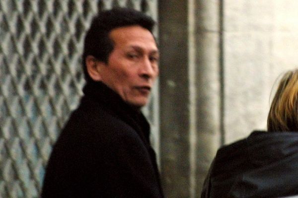 FRANCE, Nîmes : Raymond Mihière, alias "le Chinois", sort du tribunal de Nîmes, le 19 janvier 2001, après sa condamnation à six ans de prison par la cour d'appel pour "association de malfaiteurs". Raymond Mihière, considéré comme un caïd du milieu marseillais spécialisé dans les machines à sous, a également été condamné à 150.000 francs et cinq ans d'interdiction de séjour dans sept départements du sud de la France. 