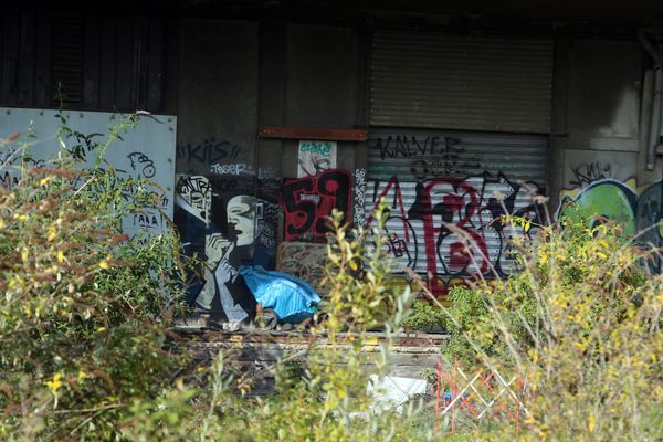 Les jeunes migrants ont trouvé refuge sur le friche de l'ancienne gare Saint-Sauveur. 